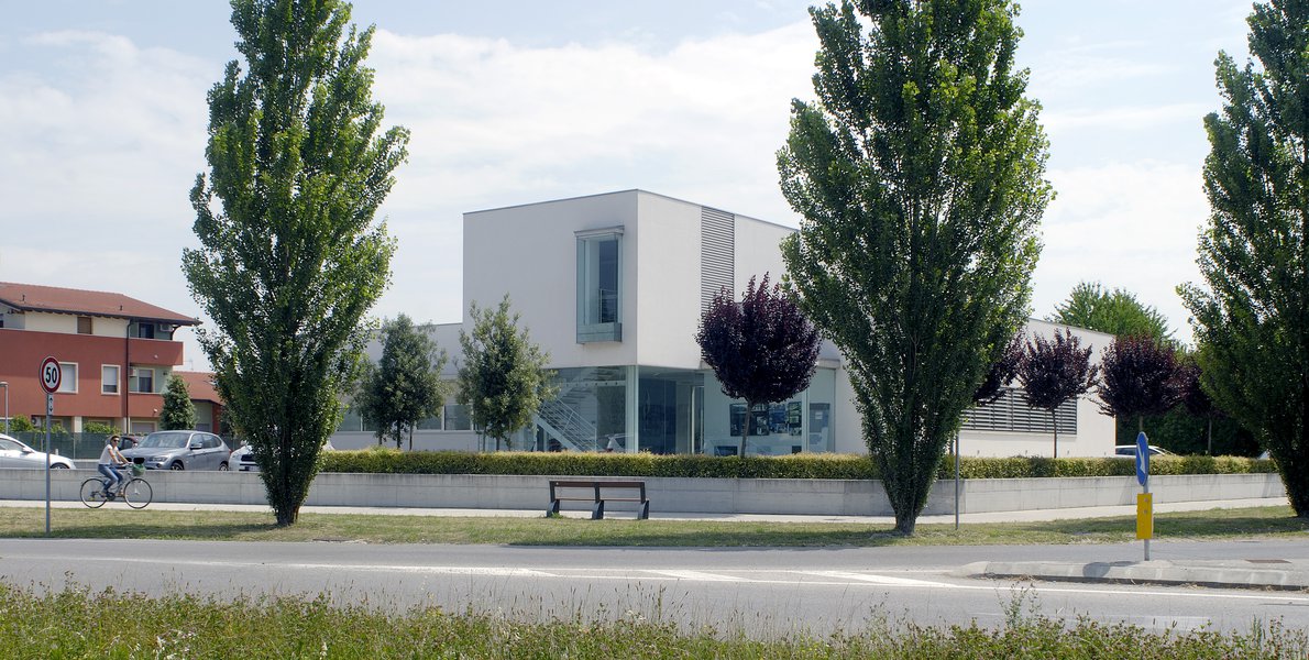 Edificio direzionale Studio Santi, in Castel Goffredo (MN) 1